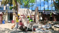 Selain bangsal nelayan, skatepark, dan toilet, sejumlah pekerja sibuk menggarap area kuliner di segmen 4. Foto: Triwidiyanti/detikBali