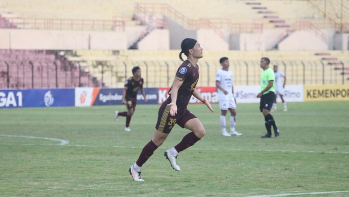 Selebrasi gol Kenzo Nambu ke awang Persita Tangerang pada laga lanjutan Liga 1 2022/2023