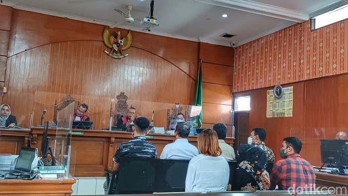 Sidang kasus dugaan penipuan eks Ketua DPRD Jabar Irfan Suryanegara.