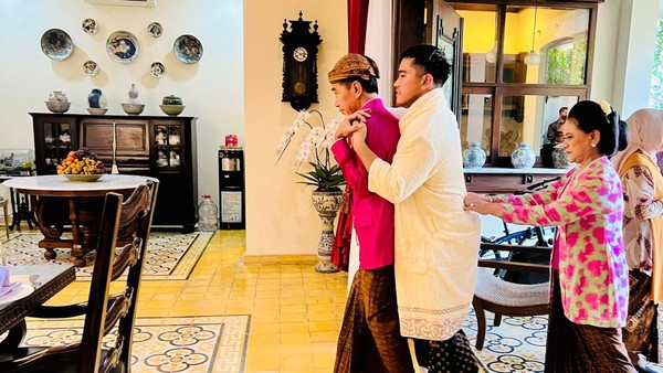 Saat Jokowi Gendong Si Bungsu Kaesang di Acara Siraman