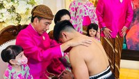Kaesang kemudian sungkem kepada sang ayah, Jokowi. Foto: dok. Laily Rachev