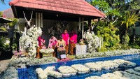 Iriana Jokowi juga menyirami Kaesang. Foto: Laily Rachev