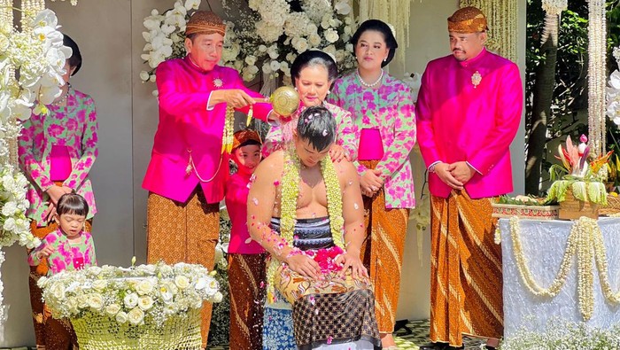 Siraman Kaesang Pangarep menjelang pernikahannya dengan Erina Gudono, Solo, Jumat (9/12/2022).