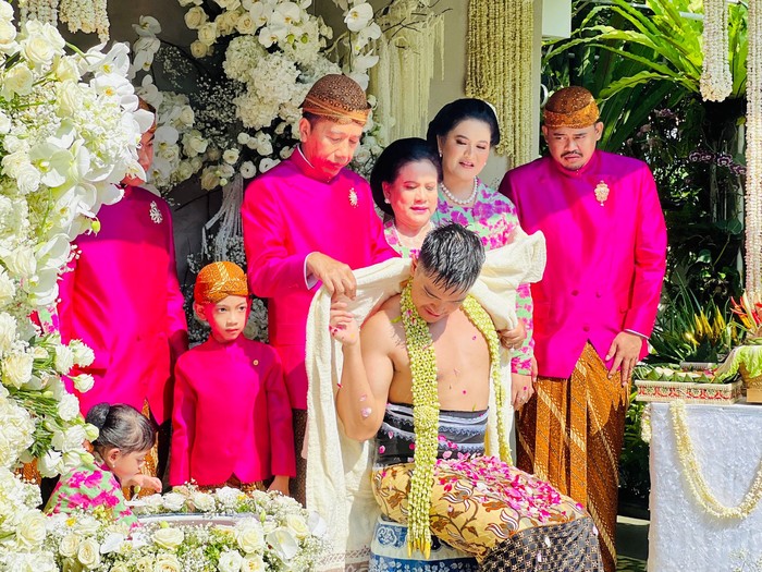 Siraman Kaesang Pangarep menjelang pernikahannya dengan Erina Gudono, Solo, Jumat (9/12/2022). Siraman Kaesang Pangarep menjelang pernikahannya dengan Erina Gudono, Solo, Jumat (9/12/2022).