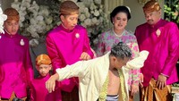 Dalam prosesi siraman ini, turut hadir sejumlah menteri di antaranya Menkopolhukam Mahfud Md dan Menkomarinves Luhut Binsar Pandjaitan. Foto: Laily Rachev