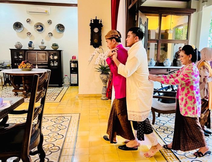 Siraman Kaesang Pangarep menjelang pernikahannya dengan Erina Gudono, Solo, Jumat (9/12/2022). Siraman Kaesang Pangarep menjelang pernikahannya dengan Erina Gudono, Solo, Jumat (9/12/2022).