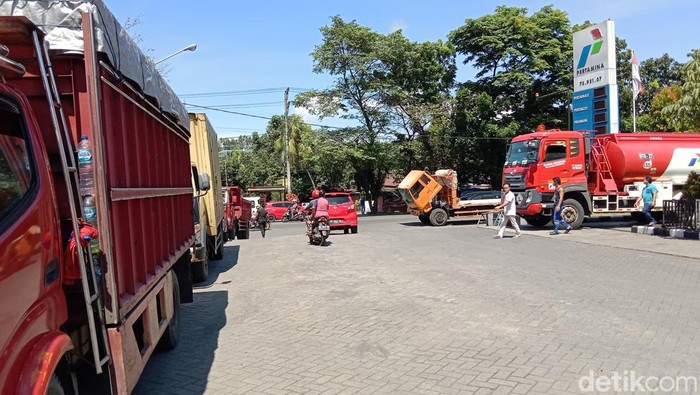 Situasi pengisian BBM SPBU di Kairagi Weru, Manado, Sulut.
