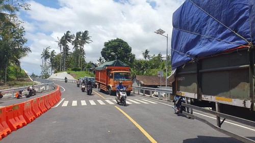 Suasana arus lalu lintas di shortcut Bajera, Kecamatan Selemadeg, dan Desa Antosari, Kecamatan Selemadeg Barat, Tabanan, Bali, yang sudah bisa dilalui, Jumat (9/12/2022).