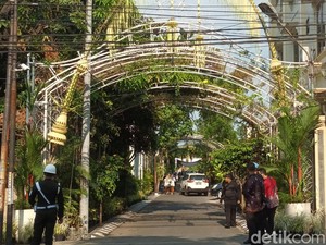 Hadiri Prosesi Siraman Kaesang, Luhut Tiba di Rumah Jokowi
