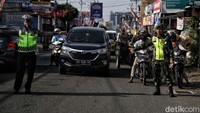 Polisi dan TNI disiagakan untuk mengatur lalu lintas di kawasan rumah Erina Gudono.