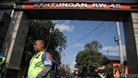 Personel TNI dan Polri juga terlihat berjaga di depan gapura masuk kompleks rumah Erina.