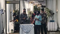 Nantinya para tamu akan menjalani rangkaian pemeriksaan, salah satunya harus melewati metal detector.
