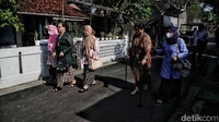 Sejumlah tamu datang dengan berjalan kaki menuju kediaman Erina.