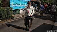Para tamu yang akan menghadiri siraman terus berdatangan. Seperti diketahui, prosesi siraman Erina dan Kaesang akan dilakukan secara terpisah. Erina di Sleman, sementara Kaesang di Solo, Jawa Tengah. Namun, siraman air pertama akan dilakukan secara bersamaan.