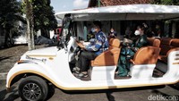 Sejumlah tamu mulai berdatangan ke kediaman Erina.
