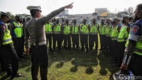 Personel Polri melakukan apel di Lapangan Kentungan, Sleman, Jumat (9/12/2022).