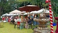 Nuansa Natal yang disajikan Tugu Kunstkring Paleis tahun ini, begitu berbeda dan meriah. Sangat lekat dengan nuansa liburan di kawasan Eropa.  