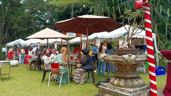 Suasana Natal sudah makin terasa. Beberapa tempat mulai berbenah diri menyambut momen suci ini. Salah satunya, Tugu Kunstkring Paleis.