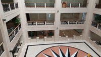 Ratu Plaza dikenal sebagai salah satu pusat perbelanjaan ternama di Jakarta, yang berlokasi di Sudirman, Jakarta Pusat. Namun sayang kondisinya kini memprihatinkan. Mal yang terletak di kawasan strategis ini mulai sepi sejak pandemi COVID-19 pada 2020 silam. Kondisi itupun membuat sebagian besar pemilik kios memutuskan untuk tutup. Namun sayangnya hingga kini, kondisinya pun tak menunjukkan perkembangan. Tim detikcom