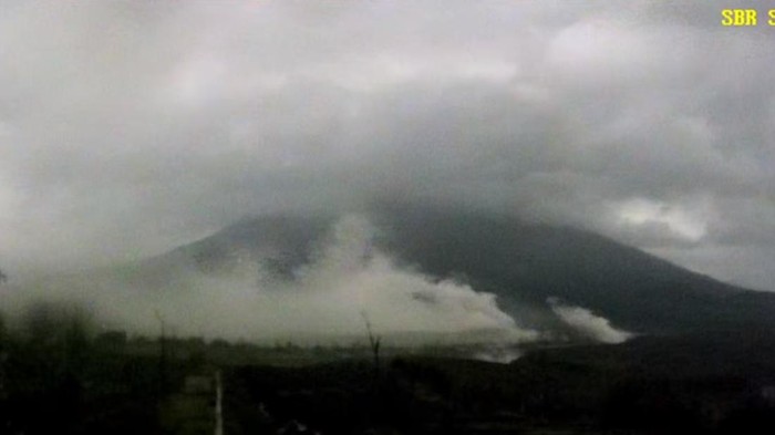 Tampilan Semeru usai luncurkan APG pada Kamis (8/12) malam pukul 22.51 WIB.