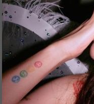 Contoh tato simpel para artis.