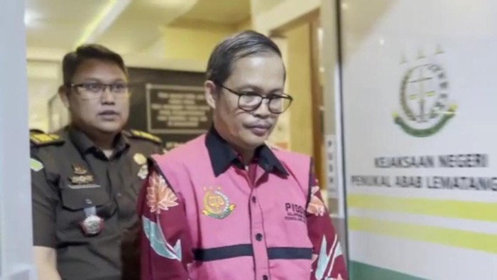 Tersangka Irwan selaku PPK Dinas Perkim mengenakan baju tahanan.  (Foto: Istimewa)
