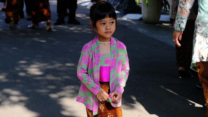 Putri sulung Kahiyang Ayu dan Bobby Nasution, Sedah Mirah Nasution, mencuri perhatian karena tingkah lucunya di acara siraman Kaesang Pangarep. Dengan mengenakan baju kebaya kuthu baru lengkap dengan jarik cokelat, Sedah Mirah berdiri di hadapan para wartawan.