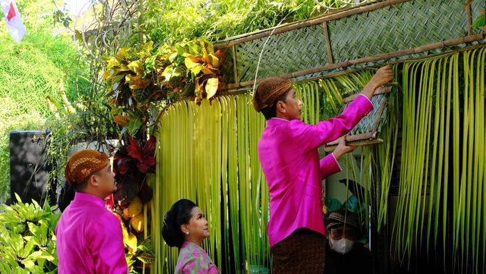 Putri sulung Kahiyang Ayu dan Bobby Nasution, Sedah Mirah Nasution, mencuri perhatian karena tingkah lucunya di acara siraman Kaesang Pangarep. Dengan mengenakan baju kebaya kuthu baru lengkap dengan jarik cokelat, Sedah Mirah berdiri di hadapan para wartawan.