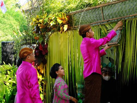 Putri sulung Kahiyang Ayu dan Bobby Nasution, Sedah Mirah Nasution, mencuri perhatian karena tingkah lucunya di acara siraman Kaesang Pangarep. Dengan mengenakan baju kebaya kuthu baru lengkap dengan jarik cokelat, Sedah Mirah berdiri di hadapan para wartawan.