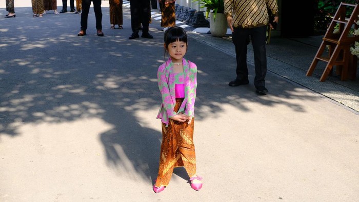 Putri sulung Kahiyang Ayu dan Bobby Nasution, Sedah Mirah Nasution, mencuri perhatian karena tingkah lucunya di acara siraman Kaesang Pangarep. Dengan mengenakan baju kebaya kuthu baru lengkap dengan jarik cokelat, Sedah Mirah berdiri di hadapan para wartawan.