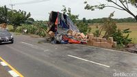 Dua Truk Tabrakan di Jalur Pantura, Satu Terguling ke Parit, Obat Tutupi Jalan