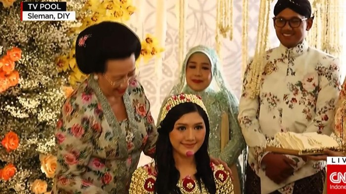 Tujuh wanita memulai prosesi siraman terhadap calon istri Kaesang Pangarep, Erina Gudono. Prosesi ini dilakukan sebagai bentuk pembersihan diri sebelum menikah. (YouTube CNNIndonesia)