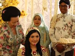 Senyum Manis Erina Gudono Jalani Prosesi Siraman