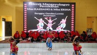 Anak-anak mementaskan tarian di gedung serbaguna Purwosari, Sleman, Yogyakarta, Jumat (9/12/2022).