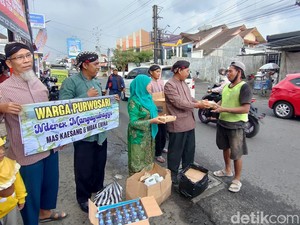Syukuran Tetangga Erina Gudono, Bagi-bagi Makanan Gratis ke Pengguna Jalan