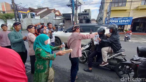 Warga tetangga Erina Gudono membagikan makanan gratis kepada pengendara dan tukang parkir di Jalan Kaliurang, Sleman, DIY, Jumat (9/12/2022).