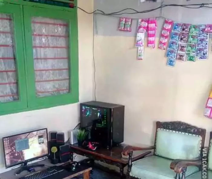 10 Warung Makan Ini Lokasinya Tak Lazim, Kuburan hingga Selokan