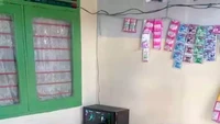 Terlalu kreatif, seorang netizen memanfaatkan teras rumahnya untuk dua bisnis sekaligus. Ada warnet dan warung minuman yang tentunya bikin tak fokus saat main game di sini. Foto: Twitter/nocontextwarung