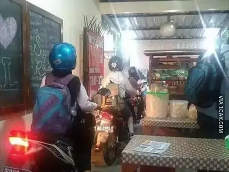 10 Warung Makan Ini Lokasinya Tak Lazim, Kuburan hingga Selokan