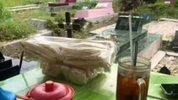 Tak tanggung-tanggung, jika biasanya banyak warung-warung kecil yang buka di sekitar kuburan warung bakso ini justru lebih nekat. Bahkan untuk bisa masuk ke warung makan ini kamu harus melompati deretan batu-batu nisan. Foto: Twitter/nocontextwarung