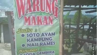 Bikin pelanggan bingung, sebuah warung makan yang menyajikan soto berada di gubuk yang sama dengan penjual batu nisan. Spanduk yang bertuliskan Sedia: Soto ayam kampung dipasang di atas batu nisan untuk pemakaman. Foto: Twitter/nocontextwarung