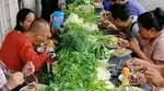 10 Warung Makan Ini Lokasinya Tak Lazim, Kuburan hingga Selokan