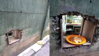 Sembunyi di balik tembok, warung nasi rames ini hanya berinteraksi dengan pelanggan melalui kotak kecil. Tak ada meja makan maupun kursi, para pelanggan yang ingin makan di tempat harus duduk di trotoar tepi jalan. Foto: Twitter/nocontextwarung