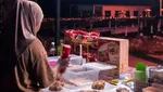 10 Warung Makan Ini Lokasinya Tak Lazim, Kuburan hingga Selokan