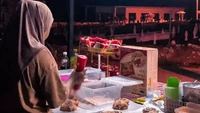 Menyajikan berbagai jajanan anak-anak mulai dari mie instan hingga burger, butuh nyali yang besar untuk membeli makanan di sini saat malam hari. Posisinya yang berada tepat di seberang kuburan menyuguhkan pemandangan deretan batu nisan yang tersusun rapi. Foto: Twitter/nocontextwarung