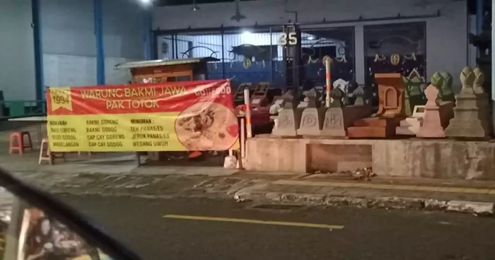 Warung makan lokasi tak lazim 10 Warung Makan Ini Lokasinya Tak Lazim, Kuburan hingga Selokan