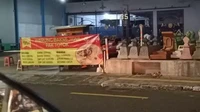 Agak menantang nyali pelanggan, penjual bakmi ini berjualan tepat di samping penjual batu nisan. Banyak netizen yang menyebutkan bahwa makan di sini juga bisa sekaligus memesan papan nama untuk masa depannya. Foto: Twitter/nocontextwarung