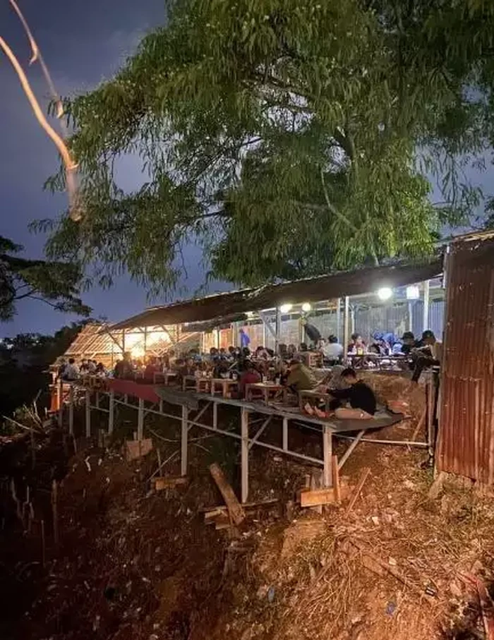 Warung makan lokasi tak lazim 10 Warung Makan Ini Lokasinya Tak Lazim, Kuburan hingga Selokan