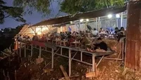 Memiliki lahan yang terlalu sempit, warung makan ini terpaksa berdiri di bantaran sungai. Uniknya, walaupun menantang maut warung makan ini selalu padat pengunjung saat malam hari. Foto: Twitter/nocontextwarung