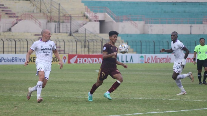 Wonderkid PSM Makassar Mufli Hidayat saat menjalani laga debutnya melawan Persita Tangerang